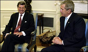 Paul Bremer junto al presidente George W. Bush.